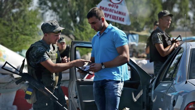 Проверка документов украинскими военнослужащими. Архивное фото Проверка документов украинскими военнослужащими. Архивное фото