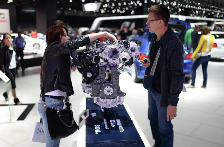 Посетители у стенда Volkswagen на Московском автосалоне 2014 Посетители у стенда Volkswagen на Московском автосалоне 2014