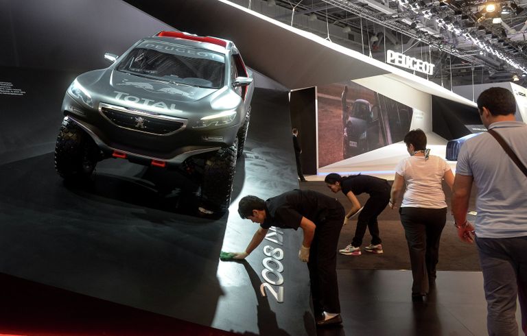 Автомобиль Peugeot 2008 DKR на Московском автосалоне Автомобиль Peugeot 2008 DKR на Московском автосалоне