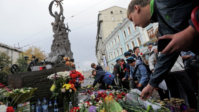 В Москве прошла акция памяти жертв теракта в Беслане В Москве прошла акция памяти жертв теракта в Беслане