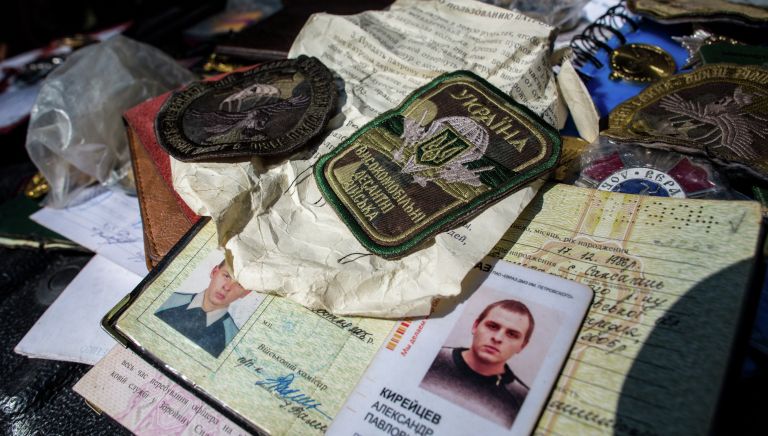 Документы и значки украинских военных, убитых в результате боев в городе Шахтерск под Донецком Документы и значки украинских военных, убитых в результате боев в городе Шахтерск под Донецком