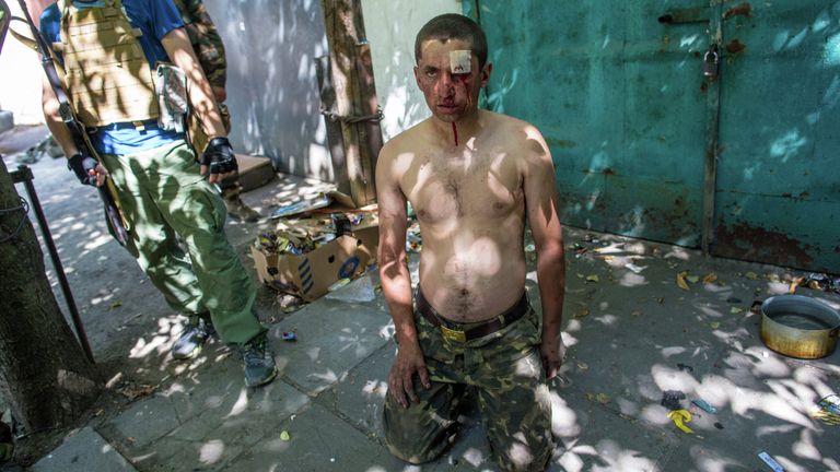 Пленный украинский военный в городе Шахтерск под Донецком Пленный украинский военный в городе Шахтерск под Донецком