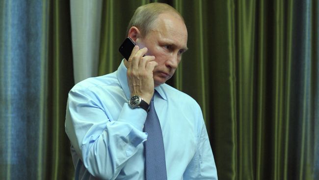 Президент России Владимир Путин во время телефонного разговора. Архивное фото Президент России Владимир Путин во время телефонного разговора. Архивное фото