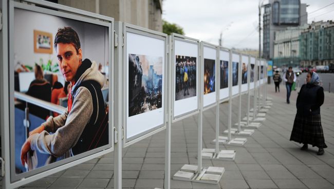 Работы погибшего на Украине фотокорреспондента Андрея Стенина у здания МИА Россия сегодня Работы погибшего на Украине фотокорреспондента Андрея Стенина у здания МИА Россия сегодня