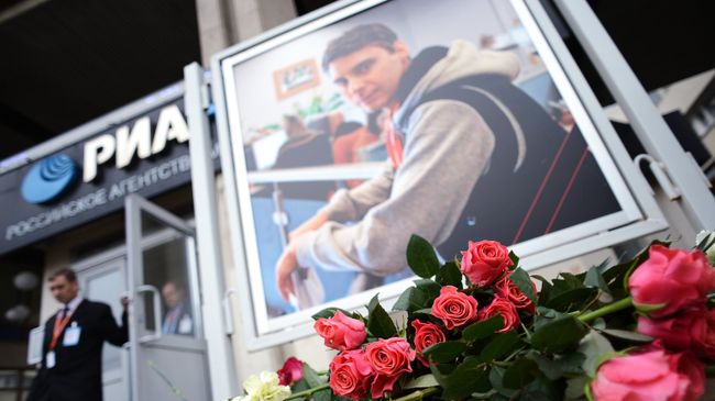 Цветы в память о погибшем на Украине фотокорреспонденте Андрее Стенине у здания агентства МИА Россия сегодня Цветы в память о погибшем на Украине фотокорреспонденте Андрее Стенине у здания агентства МИА Россия сегодня