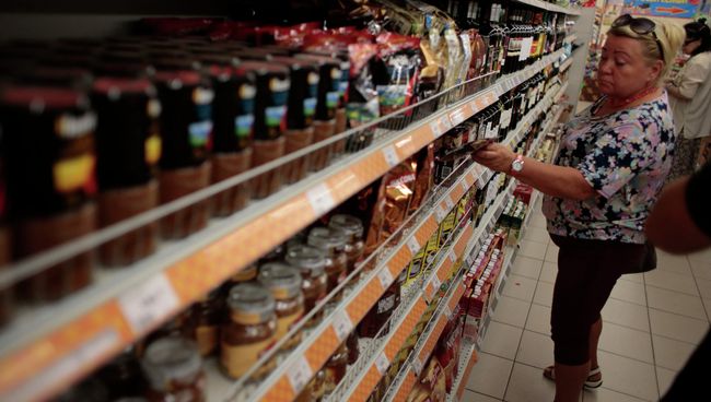 Женщина возле прилавка в одном из супермаркетов в Москве. Архивное фото