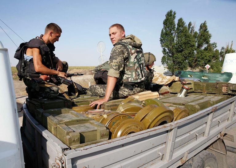 Бойцы батальона Азов на позиции под Мариуполем