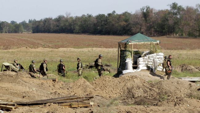 Украинские военные на позициях у Мариуполя