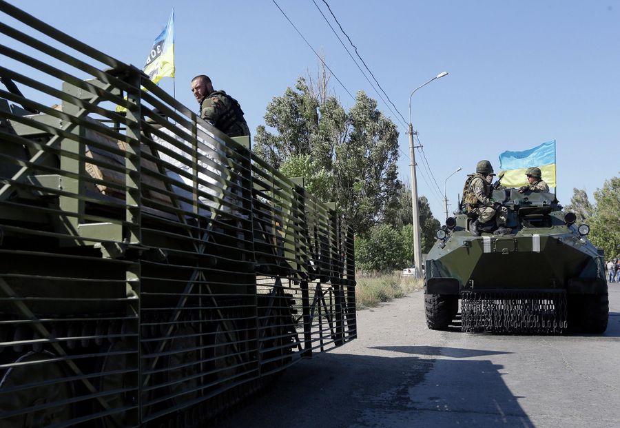 Украинские военные из батальона Азов в пригороде Мариуполя Украинские военные из батальона Азов в пригороде Мариуполя