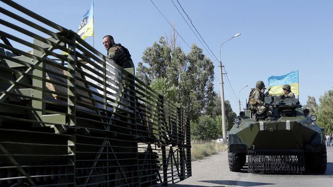 Украинские военные из батальона Азов в пригороде Мариуполя. 5 сентября 2014. Украинские военные из батальона Азов в пригороде Мариуполя. 5 сентября 2014.