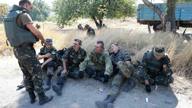 Украинские военные отдыхают на позиции возле Мариуполя Украинские военные отдыхают на позиции возле Мариуполя