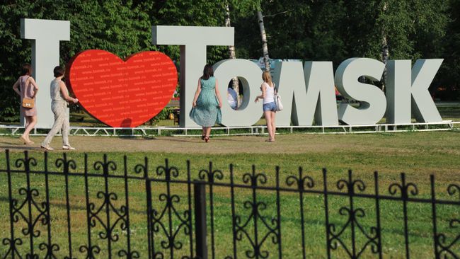 Конструкция в виде надписи I love Tomsk на Новособорной площади в Томске Конструкция в виде надписи I love Tomsk на Новособорной площади в Томске