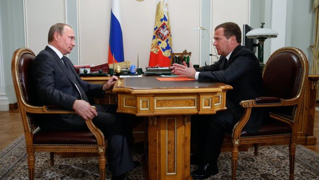 Президент России Владимир Путин и председатель правительства России Дмитрий Медведев во время встречи в резеденции Ново-Огарево Президент России Владимир Путин и председатель правительства России Дмитрий Медведев во время встречи в резеденции Ново-Огарево