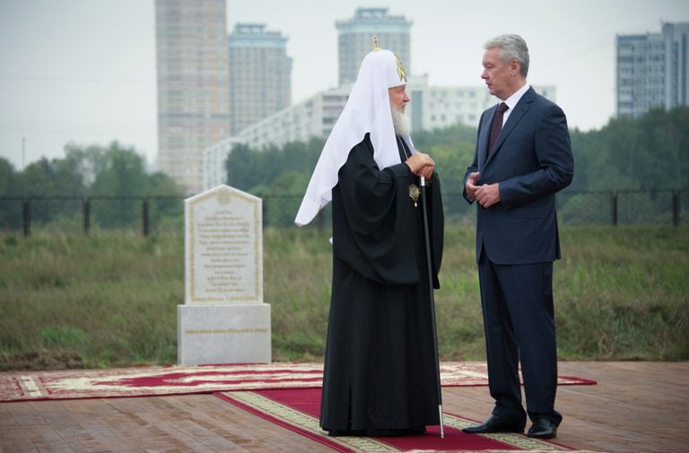 Патриарх Московский и всея Руси Кирилл и мэр Москвы Сергей Собянин во время освящения закладного камня храма Святого Равноапостольного Князя Владимира в Тушине