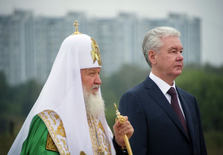Патриарх Кирилл и мэр Москвы Сергей Собянин во время освящения закладного камня храма Святого Равноапостольного Князя Владимира в Тушине