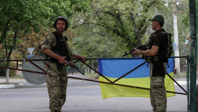 Члены украинского батальона Азов в Мариуполе Члены украинского батальона Азов в Мариуполе