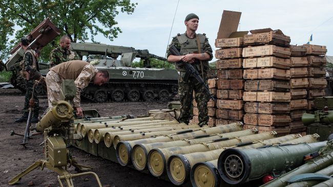 Украинские силовики разбирают оружие Украинские силовики разбирают оружие