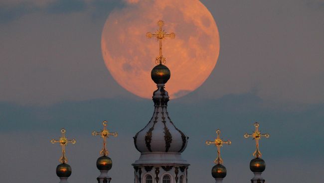 Луна на фоне Смольного собора в Санкт-Петербурге. Архивное фото Луна на фоне Смольного собора в Санкт-Петербурге. Архивное фото