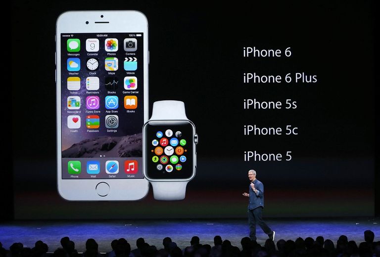 Глава компании Apple Тим Кук выступает на презентации в Купертино, США
