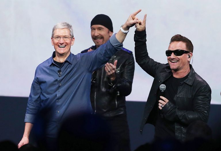 Глава компании Apple Тим Кук и вокалист группы U2 Боно на презентации Apple в Купертино, США
