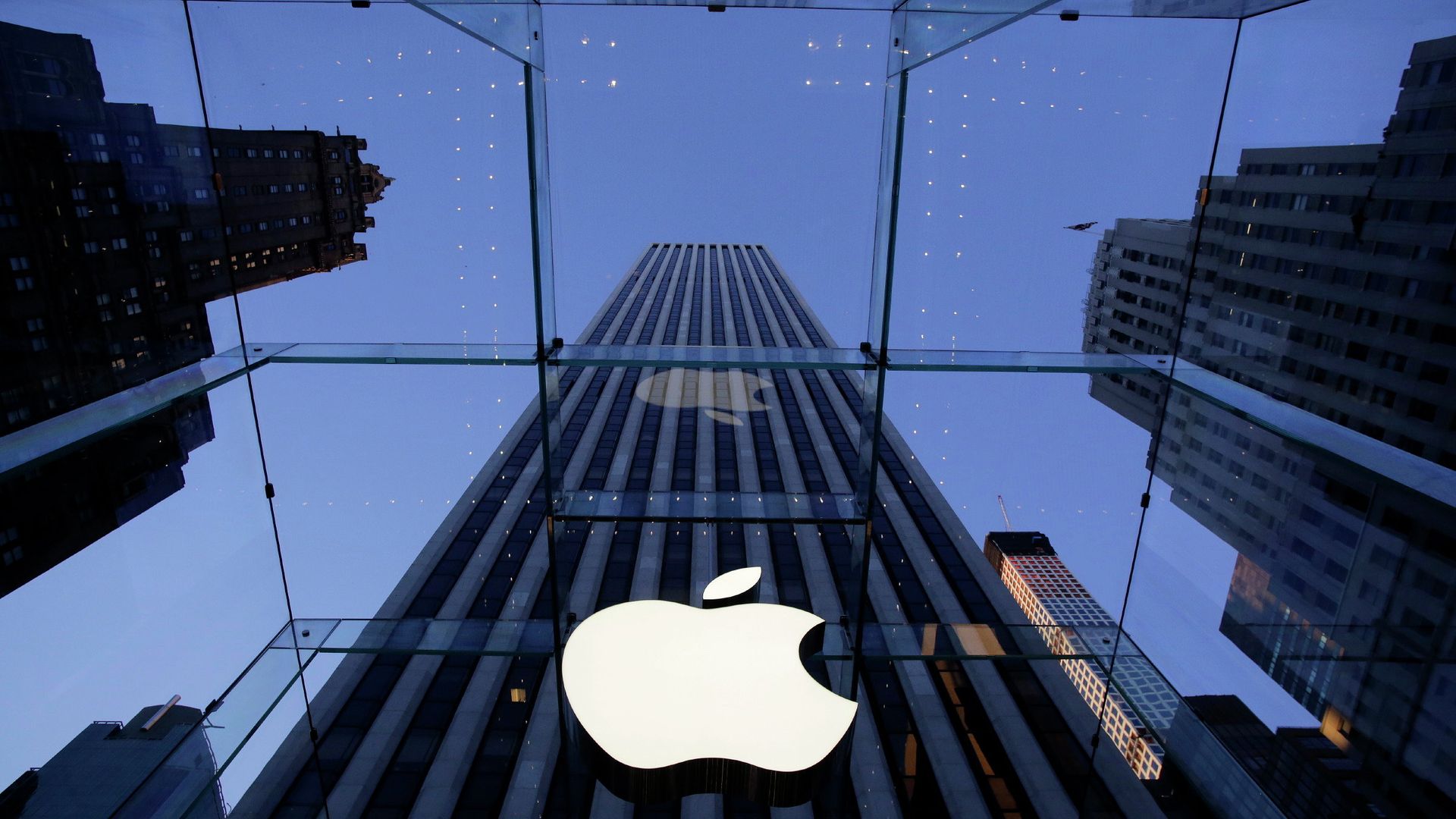 Логотип компании Apple над входом в здание в Нью-Йорке, США Логотип компании Apple над входом в здание в Нью-Йорке, США - РИА Новости, 1920, 08.03.2022