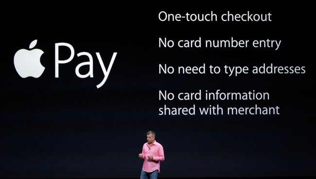 Вице-президент компании Apple Эдди Кью выступает на презентации в Купертино, США. Архивное фото