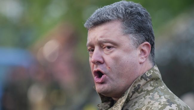 Петр Порошенко во время посещения военной базы в Харьковской области Петр Порошенко во время посещения военной базы в Харьковской области