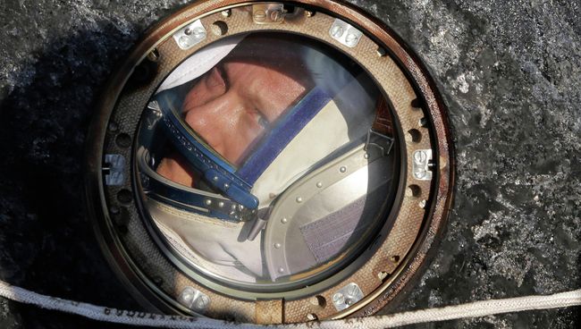 Российский космонавт Олег Артемьев в космической капсуле Союз ТМА-12М после посадки