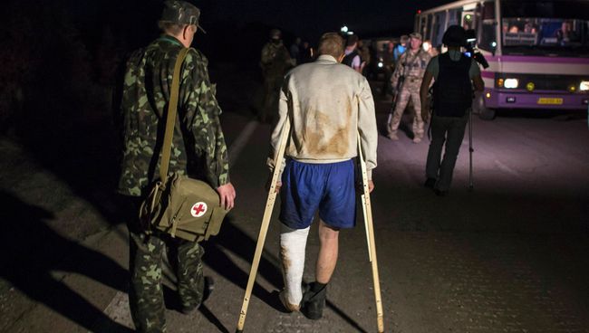 Украинский военный во время обмена пленными