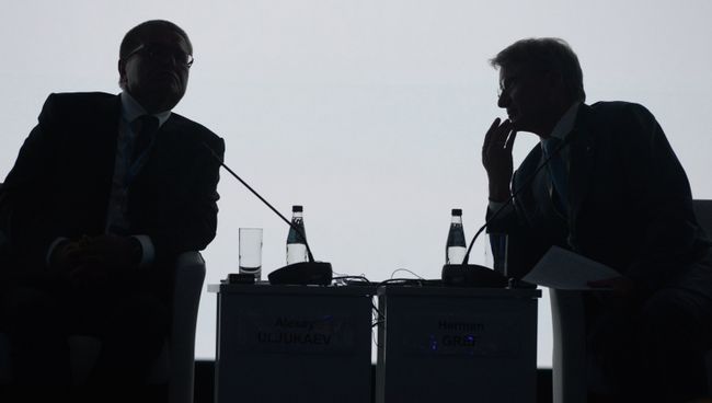 Президент, председатель правления Сбербанка России Герман Греф и министр экономического развития РФ Алексей Улюкаев. Архивное фото Президент, председатель правления Сбербанка России Герман Греф и министр экономического развития РФ Алексей Улюкаев. Архивное фото