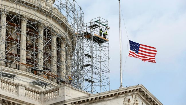 Американский флаг на здании Капитолия. Вашингтон, США. Архивное фото Американский флаг на здании Капитолия. Вашингтон, США. Архивное фото