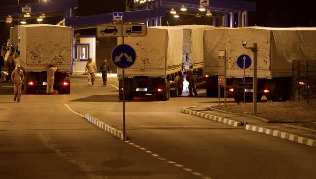 Российский конвой с гуманитарной помощью юго-востоку Украины начал движение Российский конвой с гуманитарной помощью юго-востоку Украины начал движение