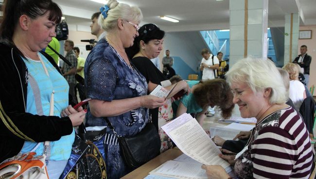 Жители Симферополя получают бюллетени для голосования на выборах. Архивное фото Жители Симферополя получают бюллетени для голосования на выборах. Архивное фото