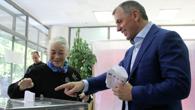Председатель Государственного совета Крыма Владимир Константинов во время голосования