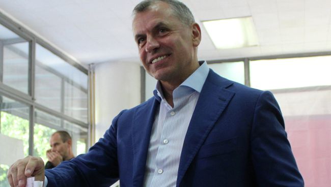 Председатель Государственного совета Крыма Владимир Константинов во время голосования Председатель Государственного совета Крыма Владимир Константинов во время голосования