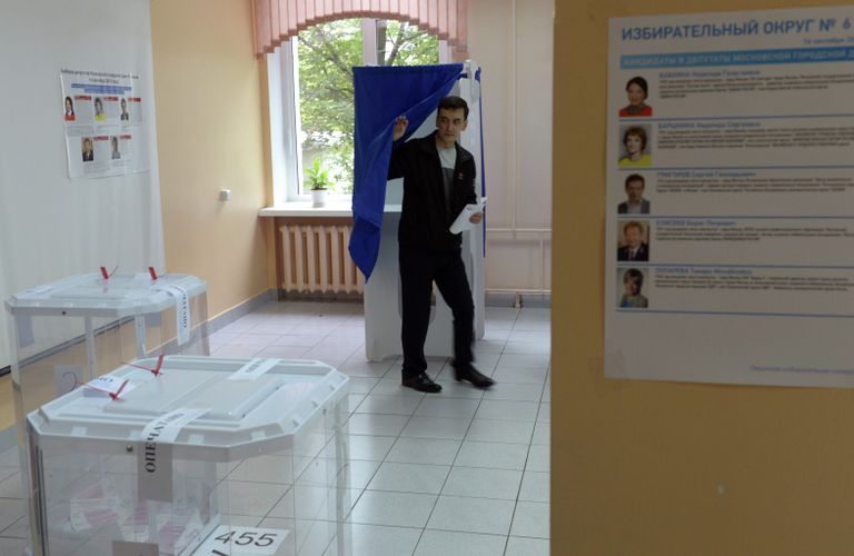 Житель Москвы голосует на выборах в Московскую Городскую Думу Житель Москвы голосует на выборах в Московскую Городскую Думу