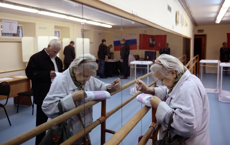 Жительница Москвы голосует на выборах в Московскую Городскую Думу Жительница Москвы голосует на выборах в Московскую Городскую Думу