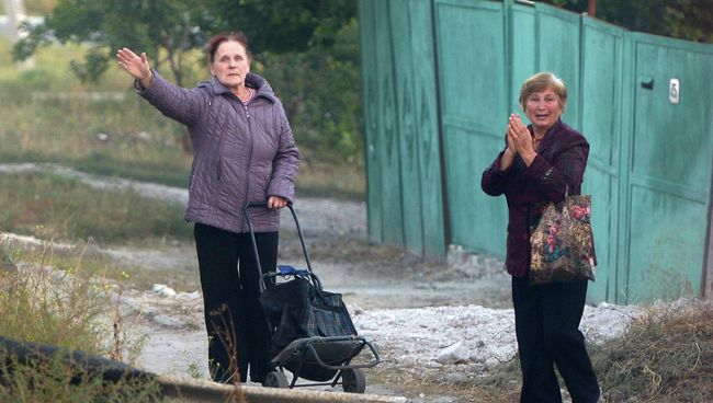 Жители Луганска приветствуют колонну российского конвоя МЧС РФ с гуманитарной помощью Жители Луганска приветствуют колонну российского конвоя МЧС РФ с гуманитарной помощью