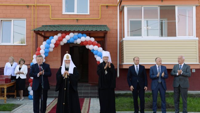 Патриарх Московский и всея Руси Кирилл во время встречи с пострадавшими в результате наводнения 2013 года Патриарх Московский и всея Руси Кирилл во время встречи с пострадавшими в результате наводнения 2013 года