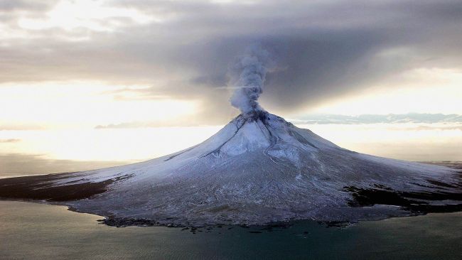 Извержение вулкана на Аляске. Архивное фото Извержение вулкана на Аляске. Архивное фото