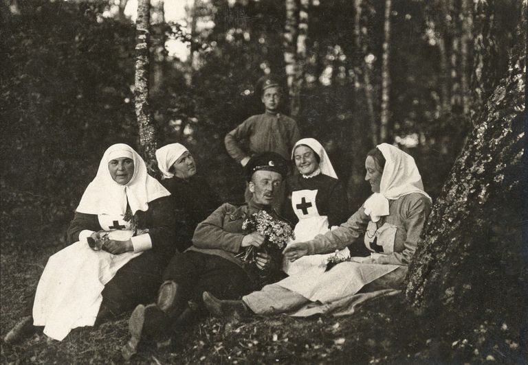 Солдаты и медсестры во время отдыха, 1916 год