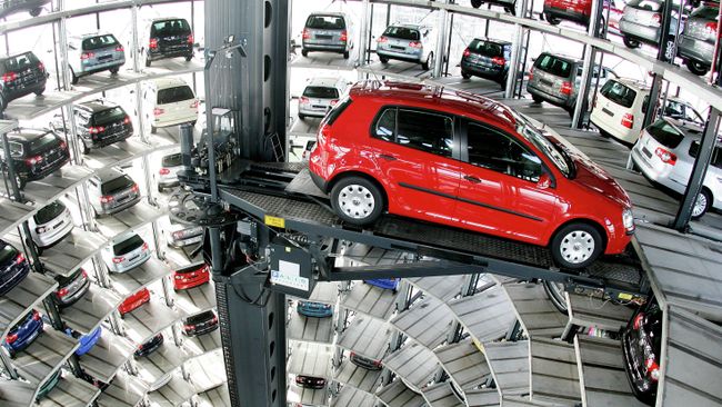 Автомобиль загружается с помошью автовышки в VW Автоград в Вольфсбурге. Архивное фото Автомобиль загружается с помошью автовышки в VW Автоград в Вольфсбурге. Архивное фото
