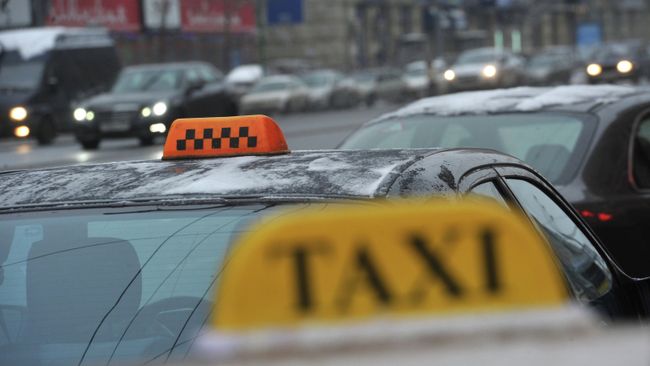 Такси у здания Павелецкого вокзала Такси у здания Павелецкого вокзала