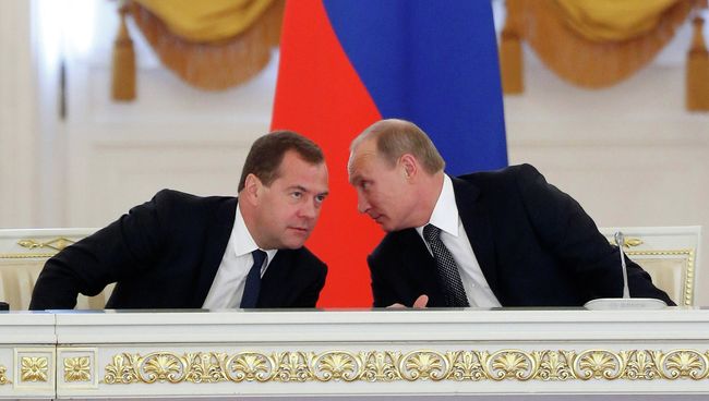 Президент России Владимир Путин (справа) и председатель правительства РФ Дмитрий Медведев на заседании Государственного совета РФ в Кремле. Архивное фото Президент России Владимир Путин (справа) и председатель правительства РФ Дмитрий Медведев на заседании Государственного совета РФ в Кремле. Архивное фото