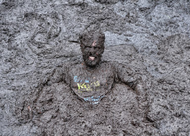Участник соревнований McVitties Mud Madness в Портдауне, Северная Ирландия Участник соревнований McVitties Mud Madness в Портдауне, Северная Ирландия
