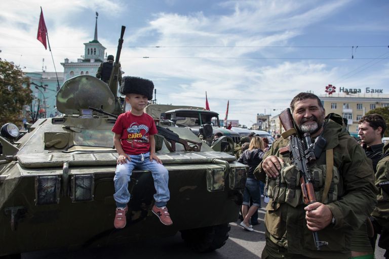 Мальчик сидит на бронетранспортере в Луганске Мальчик сидит на бронетранспортере в Луганске