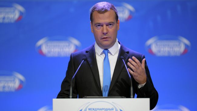 Председатель правительства РФ Дмитрий Медведев выступает на пленарном заседании XIII Международного инвестиционного форума Председатель правительства РФ Дмитрий Медведев выступает на пленарном заседании XIII Международного инвестиционного форума