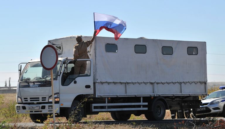 Отправка третьей гуманитарной колонны на Юго-Восток Украины с полигона в городе Каменск-Шахтинский Ростовской области Отправка третьей гуманитарной колонны на Юго-Восток Украины с полигона в городе Каменск-Шахтинский Ростовской области