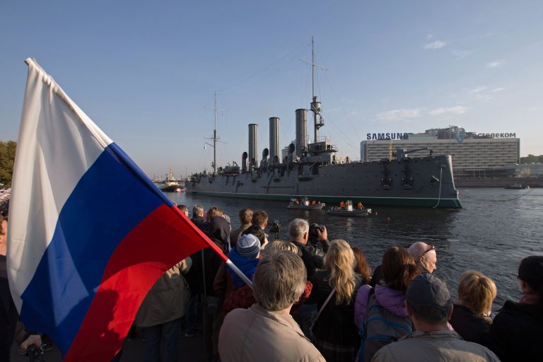 Зрители наблюдают за буксировкой в доковый ремонт корабля-музея Аврора Зрители наблюдают за буксировкой в доковый ремонт корабля-музея Аврора