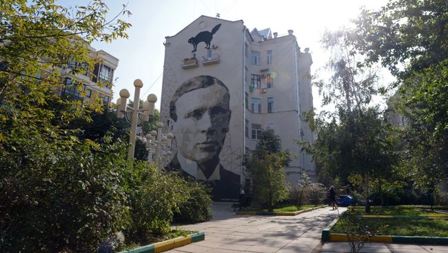 Портрет М.А. Булгакова на фасаде дома в Москве